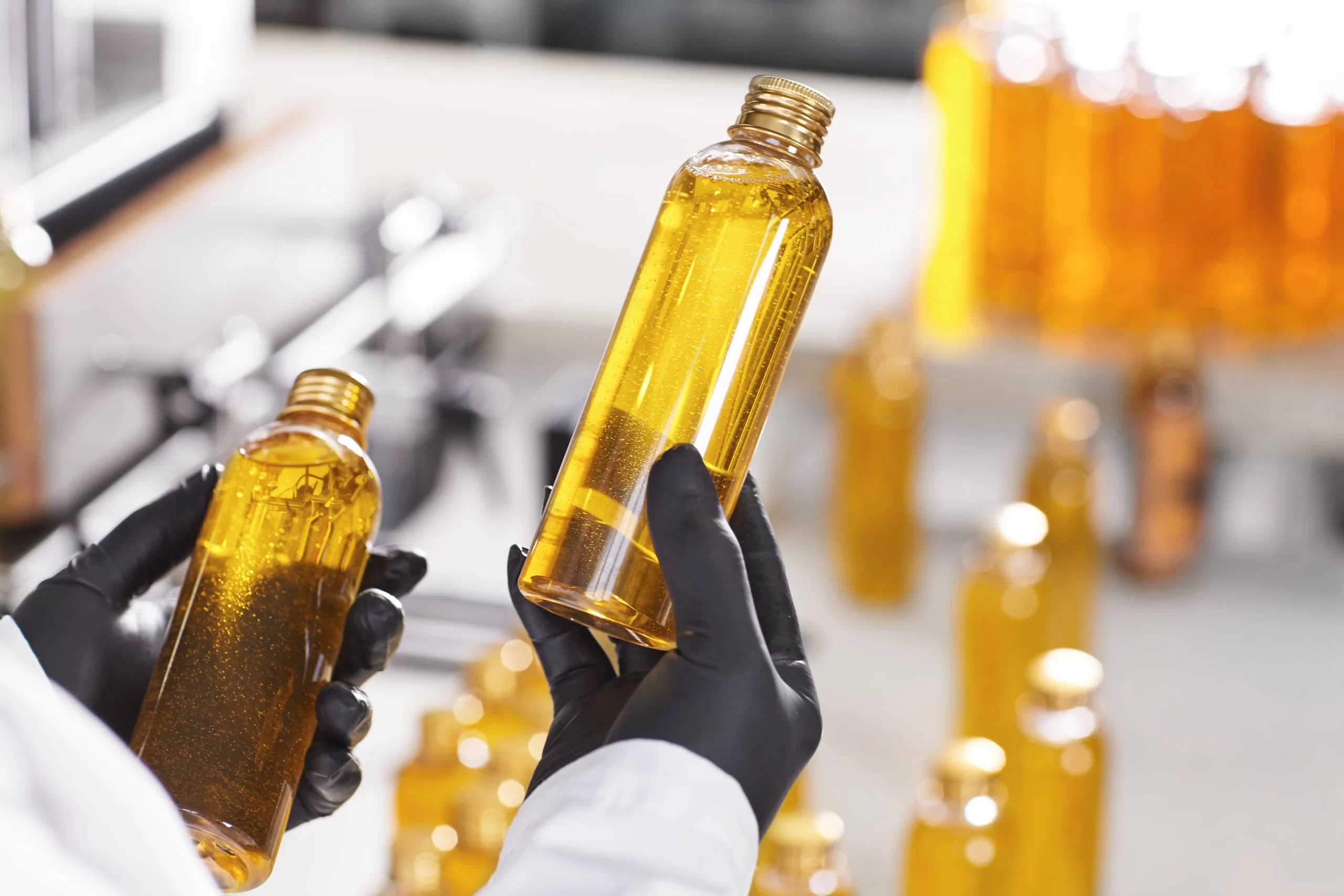 Contrôle qualité des huiles en laboratoire, vérification des bouteilles par Biotex Laboratoire