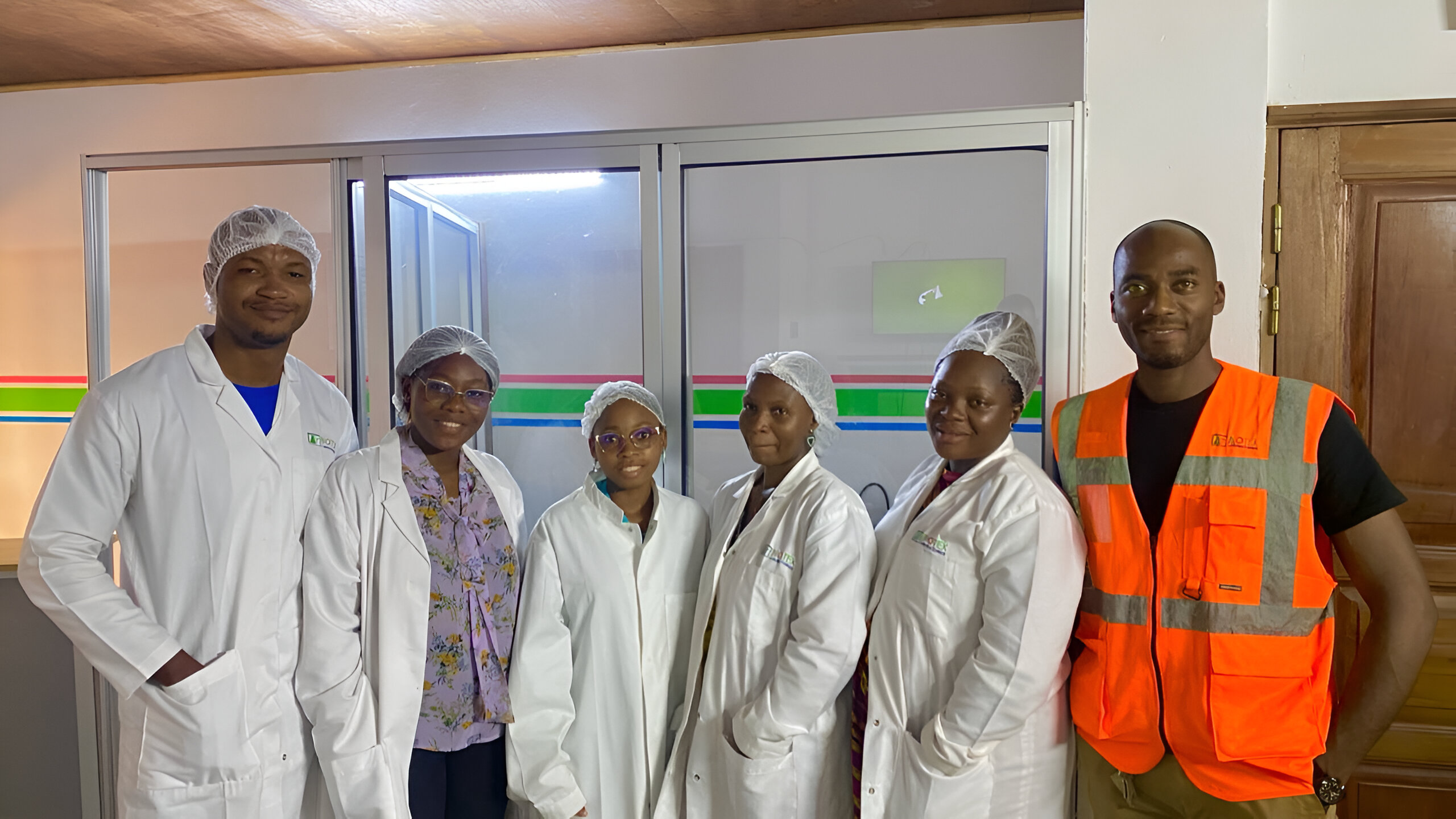 Accueil 2 Équipe de Biotex Laboratoire portant des blouses et équipements de protection dans un environnement de laboratoire.